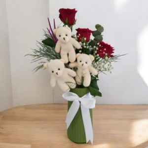  Tekirdağ Çiçekçiler - POLİMER VAZODA 3 GÜL VE 3 SEVİMLİ AYICIK